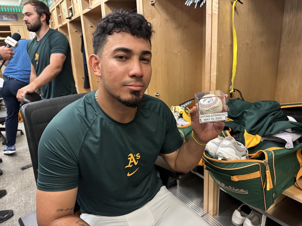 애슬레틱스 포수 조니 페레다가 16일(한국시간) 다저스타디움에서 열린 다저스와 원정경기에서 오타니 쇼헤이를 삼진으로 돌려세운 공을 든 채 웃고 있다. 사진출처|제이컵 거비스 기자 엑스(X·옛 트위터) 캡처