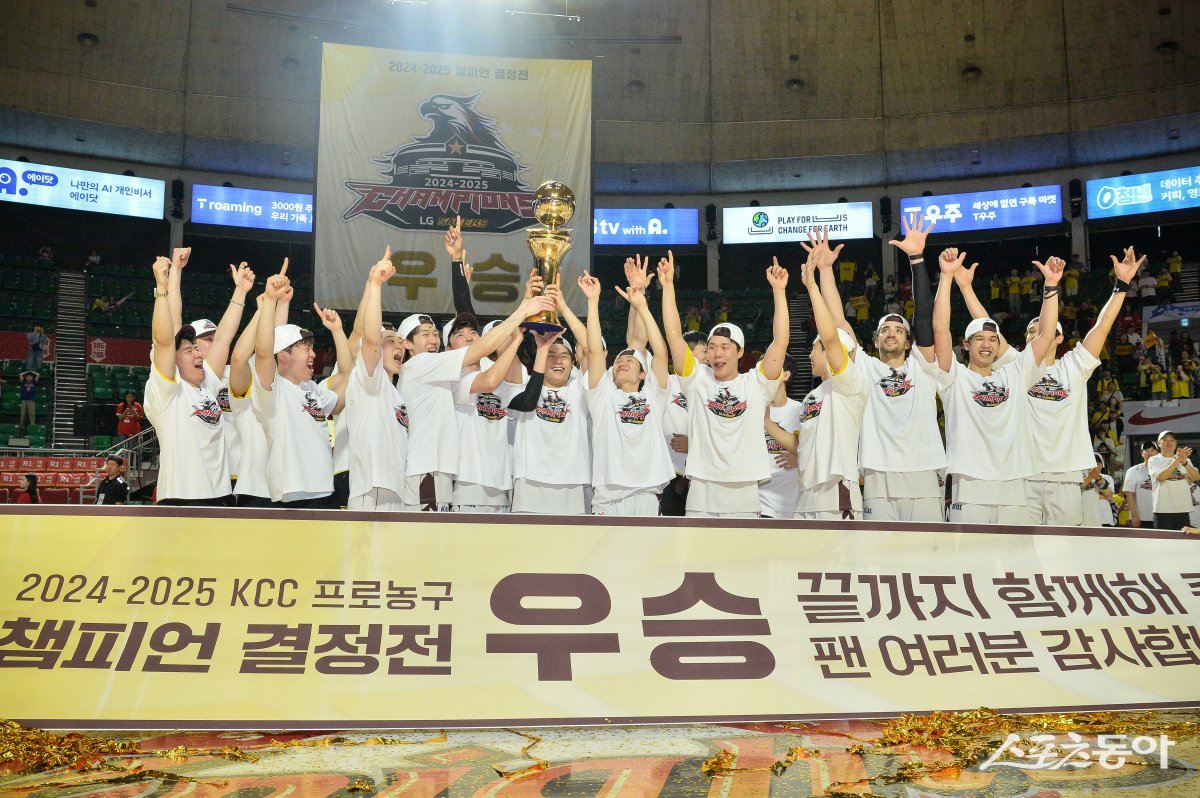 창원 LG 선수들이 17일 잠실학생체육관에서 열린 서울 SK와 챔피언 결정전 7차전에서 승리해 우승을 차지한 뒤 챔피언 트로피를 들어올리며 기쁨을 만끽하고 있다. 사진제공｜KBL
