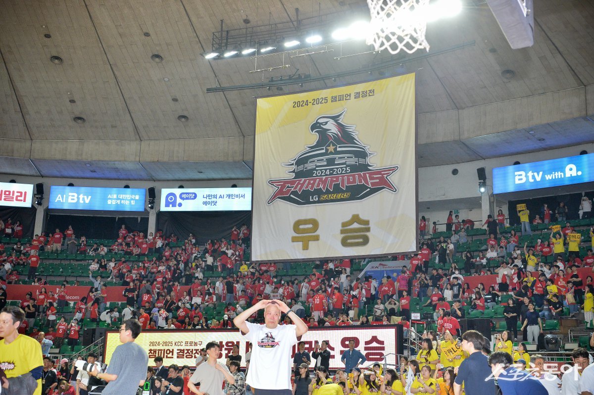 LG와 SK의 챔피언 결정전 7차전이 17일 잠실학생체육관에서 펼쳐졌다. LG의 우승이 확정되자 경기장에 메달려 있던 챔피언 플레카드가 펼쳐지고 있다. 사진제공｜KBL