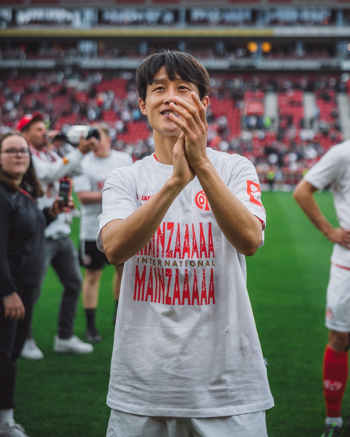 마인츠 이재성이 18일(한국시간) 메바 아레나에서 끝난 레버쿠젠과 리그 최종전 홈경기에서 2-2 무승부를 거둔 뒤 관중에게 박수를 보내고 있다. 사진출처|마인츠 페이스북