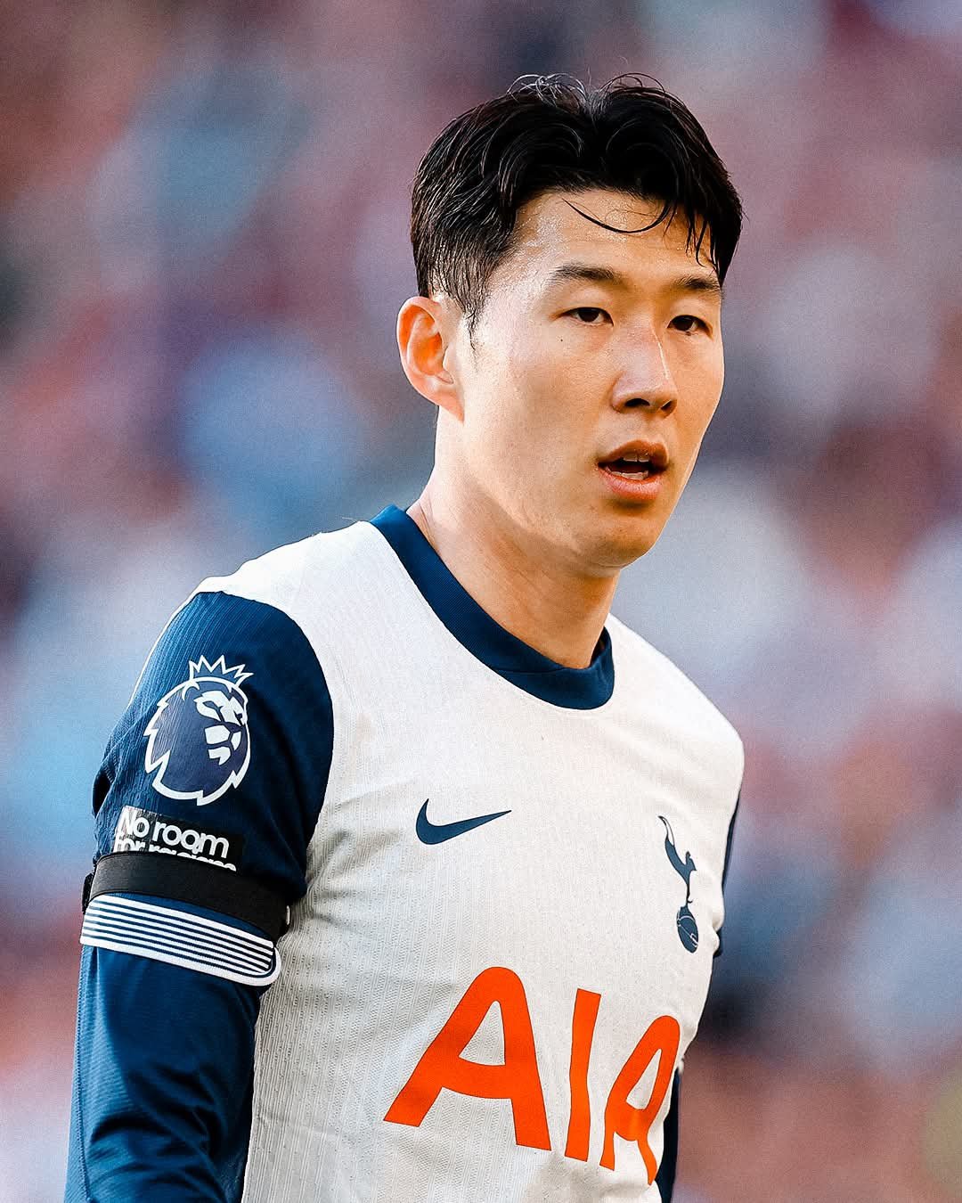 토트넘 주장 손흥민이 17일(한국시간) 버밍엄 빌라파크에서 열린 애스턴 빌라와 EPL 37라운드 원정경기에 선발 출전해 경기 상황을 지켜보고 있다. 사진출처|토트넘 페이스북