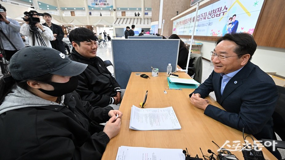 유정복 인천광역시장이 지난 5월 12일 시청 중앙홀에서 열린 ‘천원주택(전세임대주택)’ 예비입주자 신청 접수를 받고 있다. 사진제공｜인천시