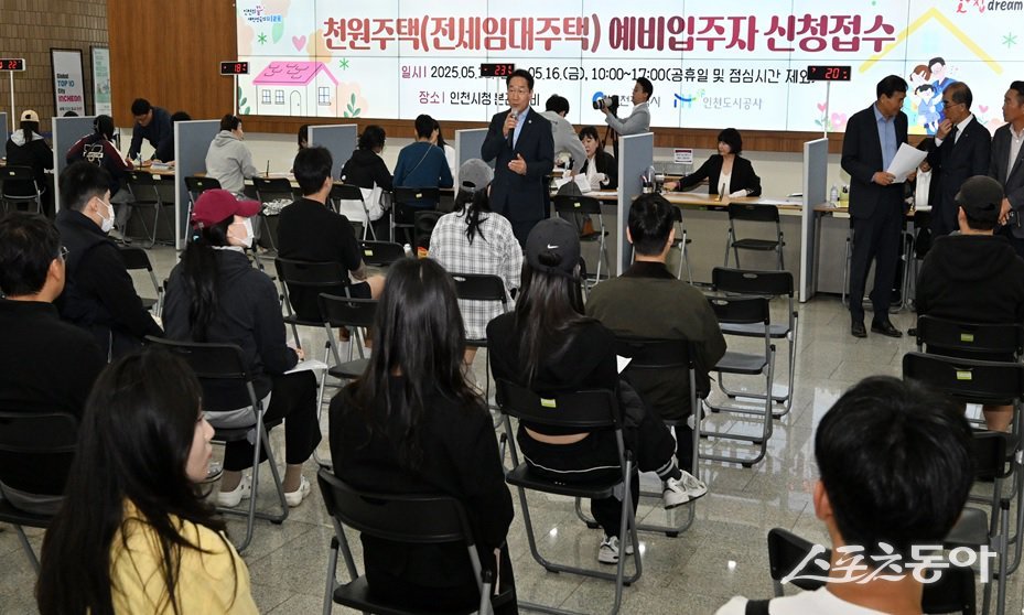 유정복 인천광역시장이 지난 5월 12일 시청 중앙홀에서 열린 ‘천원주택(전세임대주택)’ 예비입주자 신청접수장에서 인사말을 하고 있다. 사진제공｜인천시