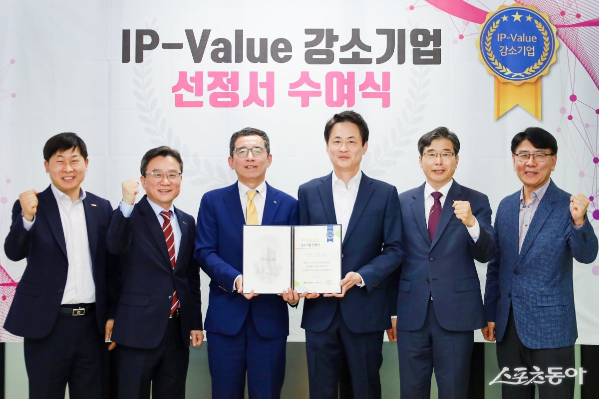 기보가 면역항암제 개발 기업 ㈜씨앤큐어 IP-Value 강소기업으로 선정한 가운데 관계자들이 기념촬영을 하고 있다. (사진제공=기술보증기금)
