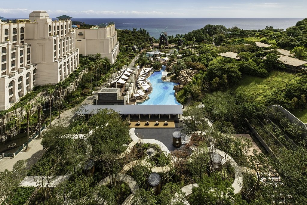 여름 휴가철 타임세일 프로모션 ‘썸머 이스케이프 딜’에 참여하는 롯데호텔 제주 수영장    사진제공 ｜롯데호텔앤리조트