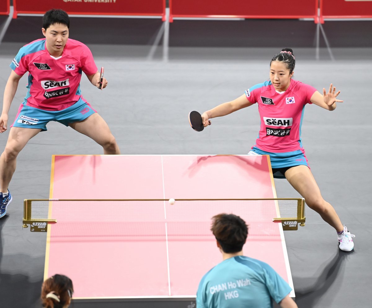 임종훈(왼쪽)-신유빈이 18일(한국시간) 카타르대종합체육관에서 열린 2025 도하세계탁구선수권대회 혼합복식 64강에서 찬-주청즈를 상대하고 있다. 이들은 이날 경기에서 게임스코어 3-1로 이겼다. 단식, 남자(여자)복식, 혼합복식에 모두 나서는 이들의 목표는 단연 전 종목 메달 도전이다. 사진제공│대한탁구협회