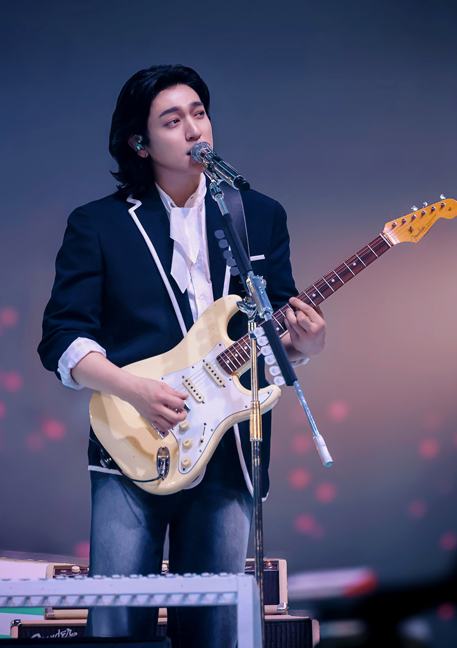 데뷔 10주년을 맞은 데이식스는 ‘예뻤어’ ‘Best Part’ 대표곡을 비롯해 총 33곡의 라이브 무대를 선보였다. 사진제공 | JYP 엔터테인먼트