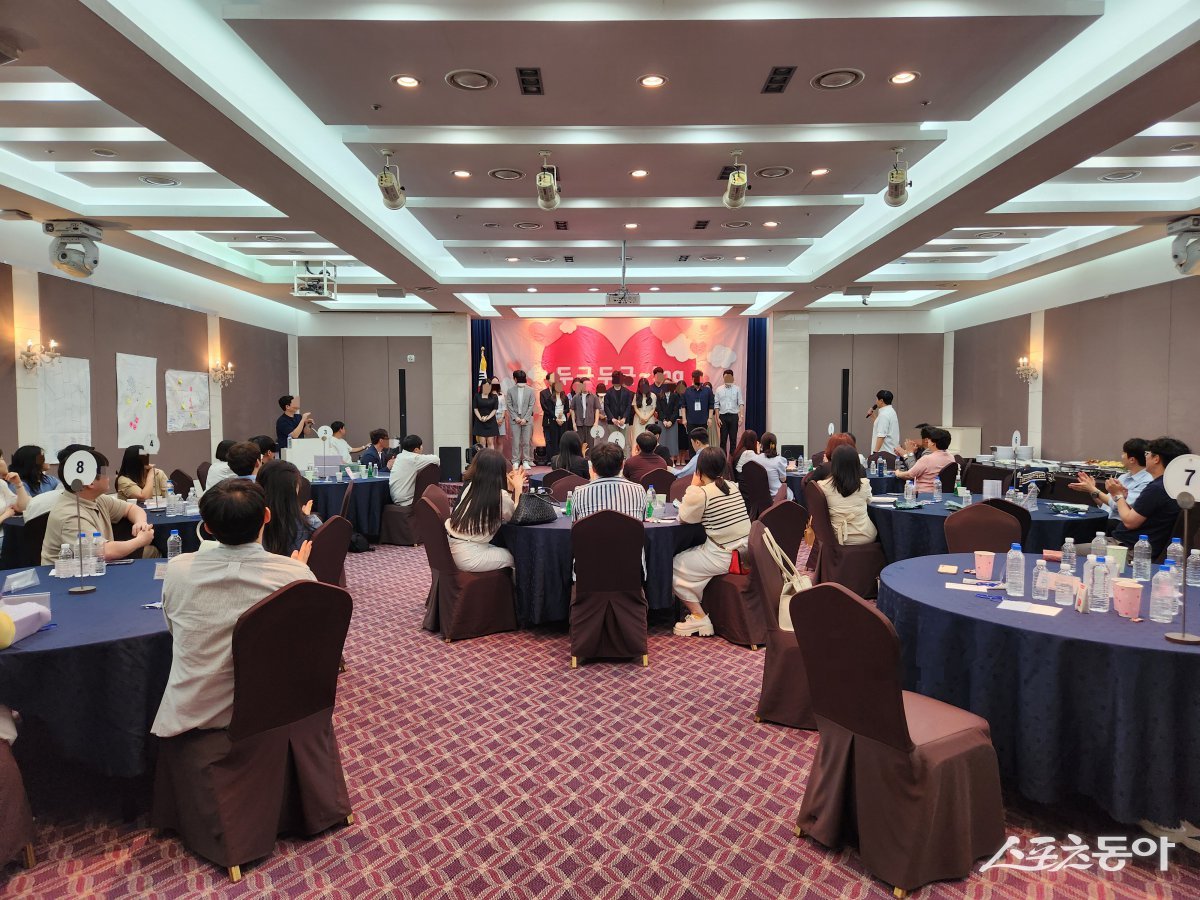 지난 17일 호텔 금오산에서 열린 구미시 커플 매칭 프로그램인 ‘두근두근~ing’ 2기 행사에 총 60명의 청춘남녀들이 몰려 큰 인기를 끌었다. 사진제공ㅣ구미시