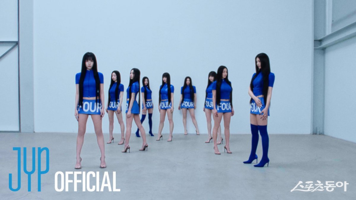 걸그룹 트와이스가 ‘FOUR’가 적힌 시밀러룩으로 남다른 아우라를 뽐내며, 3년 8개월 만에 정규 4집으로 돌아왔다. 사진제공 | JYP엔터테인먼트