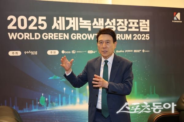 세계녹색성장포럼 현장에서 이강덕 시장이 향후 계획을 설명하고 있는 모습. 사진제공|포항시