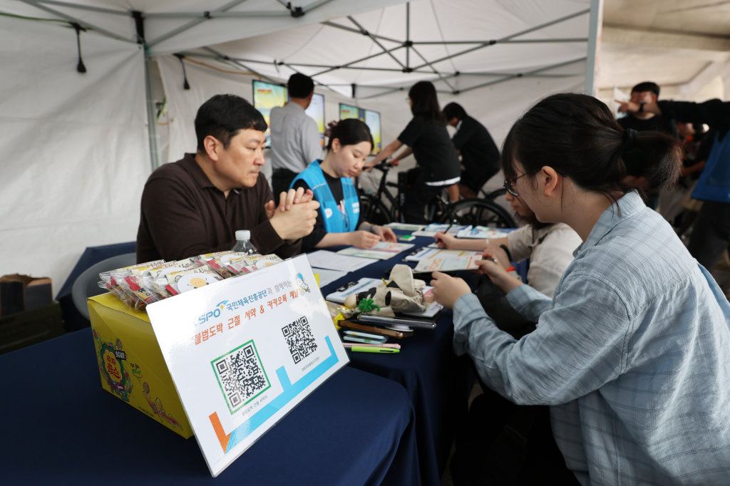 16일 ‘제2회 청소년 도박문제 예방주간 행사’에서 청소년들이 불법도박 모의 신고 체험을 하고 있다 사진제공|국민체육진흥공단