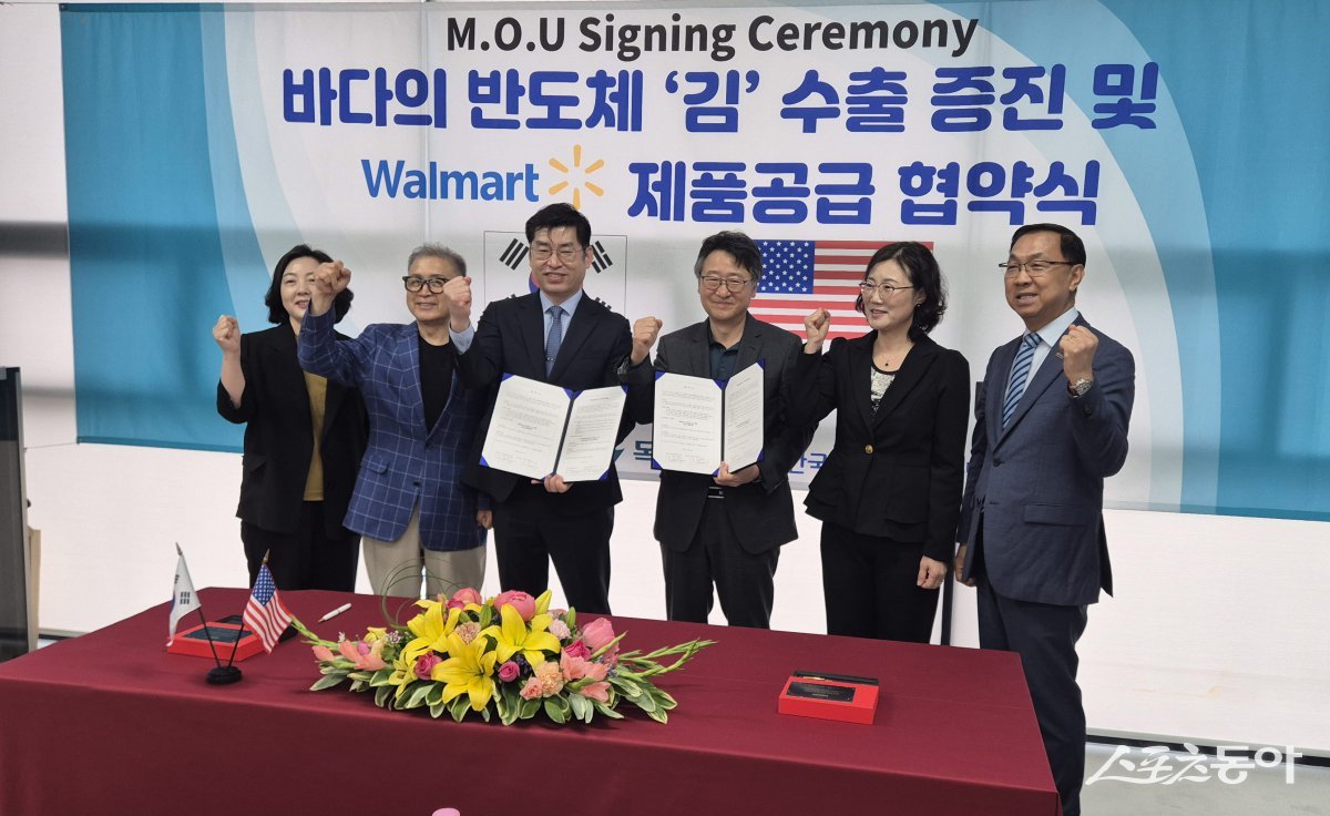 주식회사 해농(대표 조명추)이 미국 뉴저지의 식품 유통사인 카네야마(KANEYAMA USA·대표 최재홍)와 1천만 달러 수출 및 미국시장 공동 진출 양해각서(MOU)를 체결한 모습. 사진제공=전남도