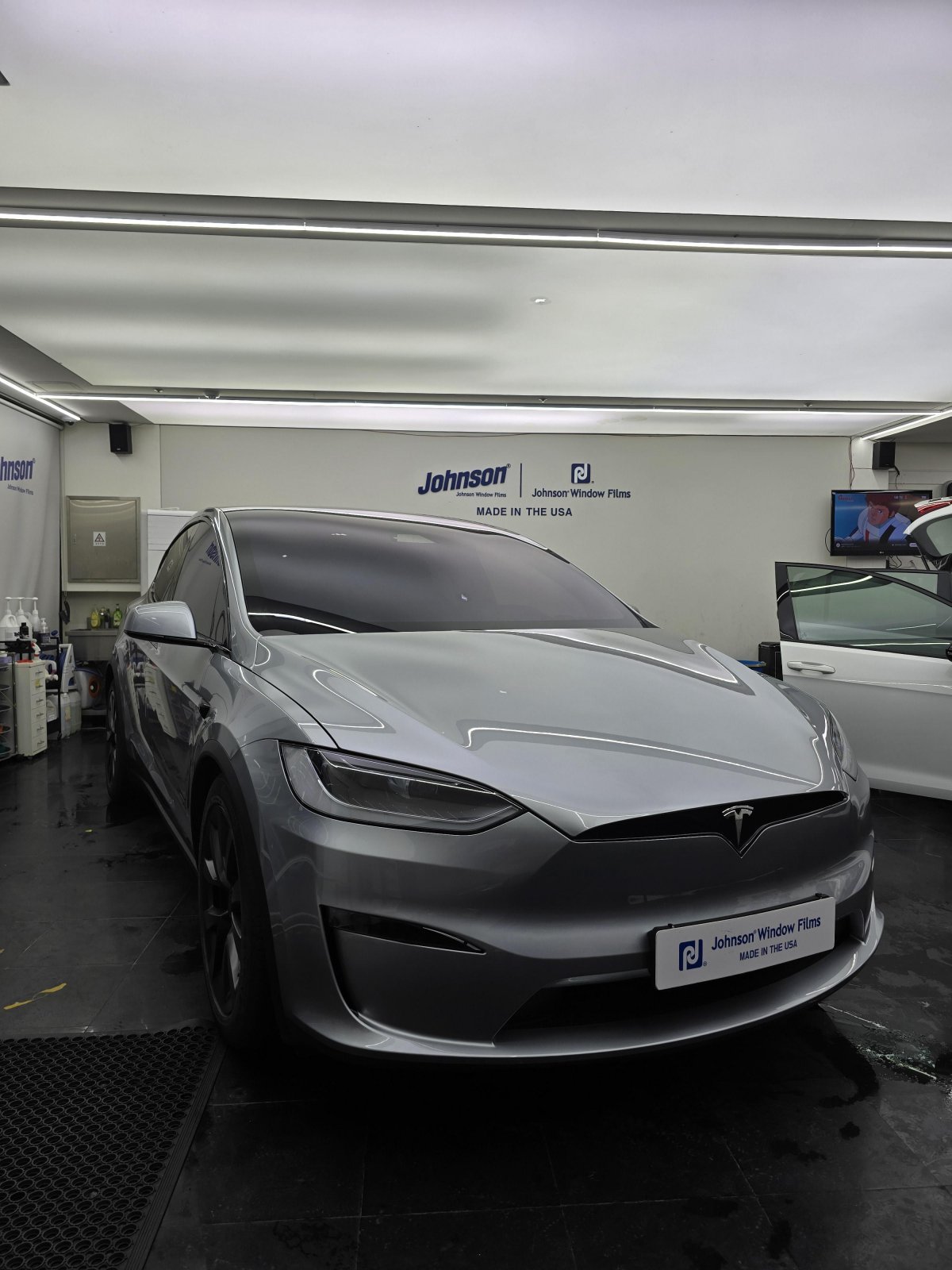 존슨썬팅은 프리미엄 필름 ‘슈프림IR’과 ‘RG’ 시리즈를 선보이며 고급 수입차 시장을 본격 공략하고 있다. 사진은 시공 장면. 사진제공|존슨썬팅