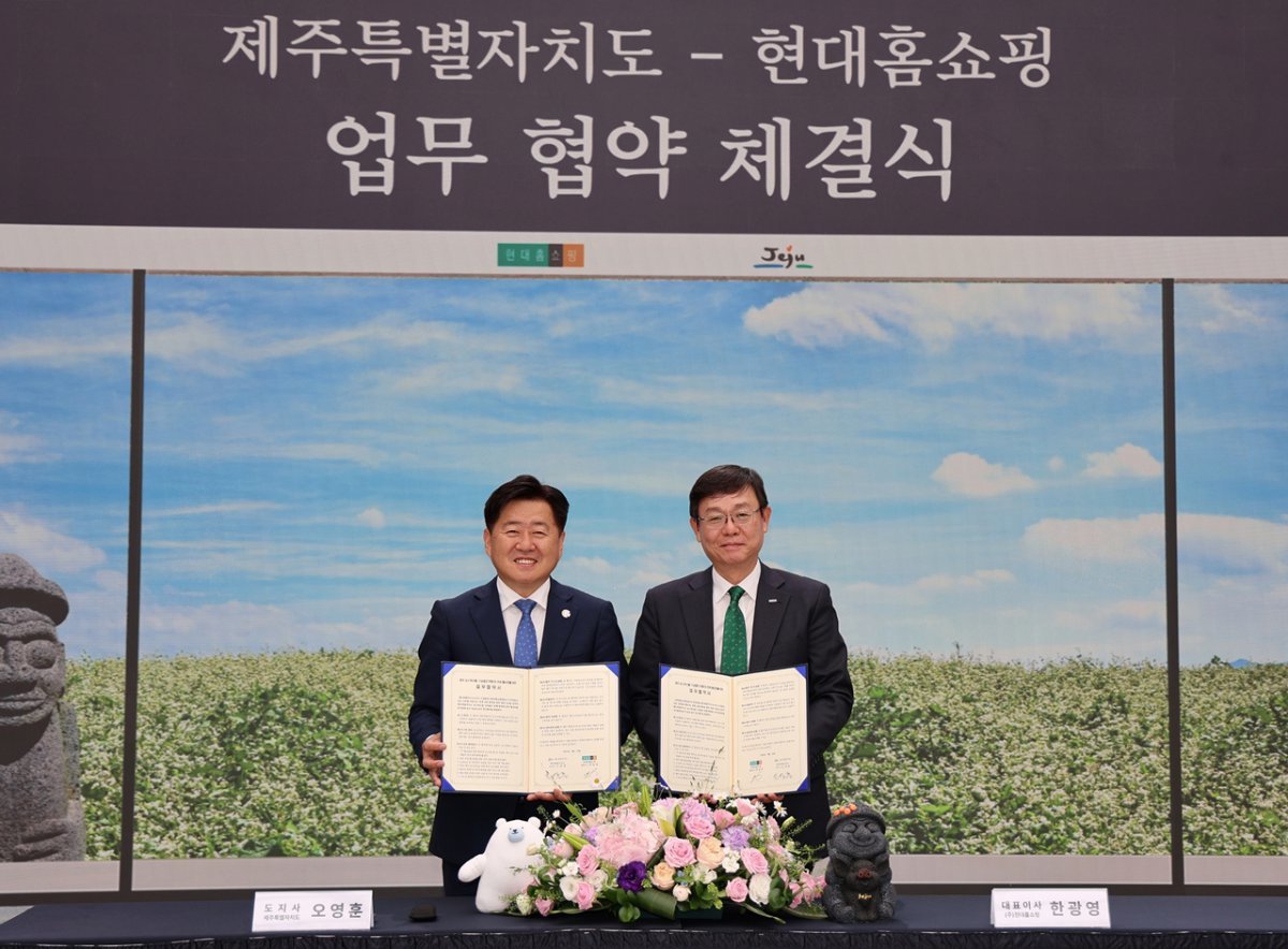 한광영 현대홈쇼핑 대표(오른쪽)와 오영훈 제주도지사. 사진제공|현대홈쇼핑