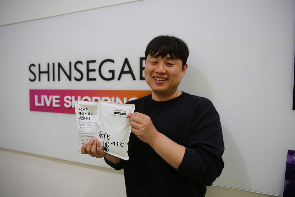 수해리 테이프(위)와 PCM 소재 워터팩. 사진제공|신세계라이브쇼핑