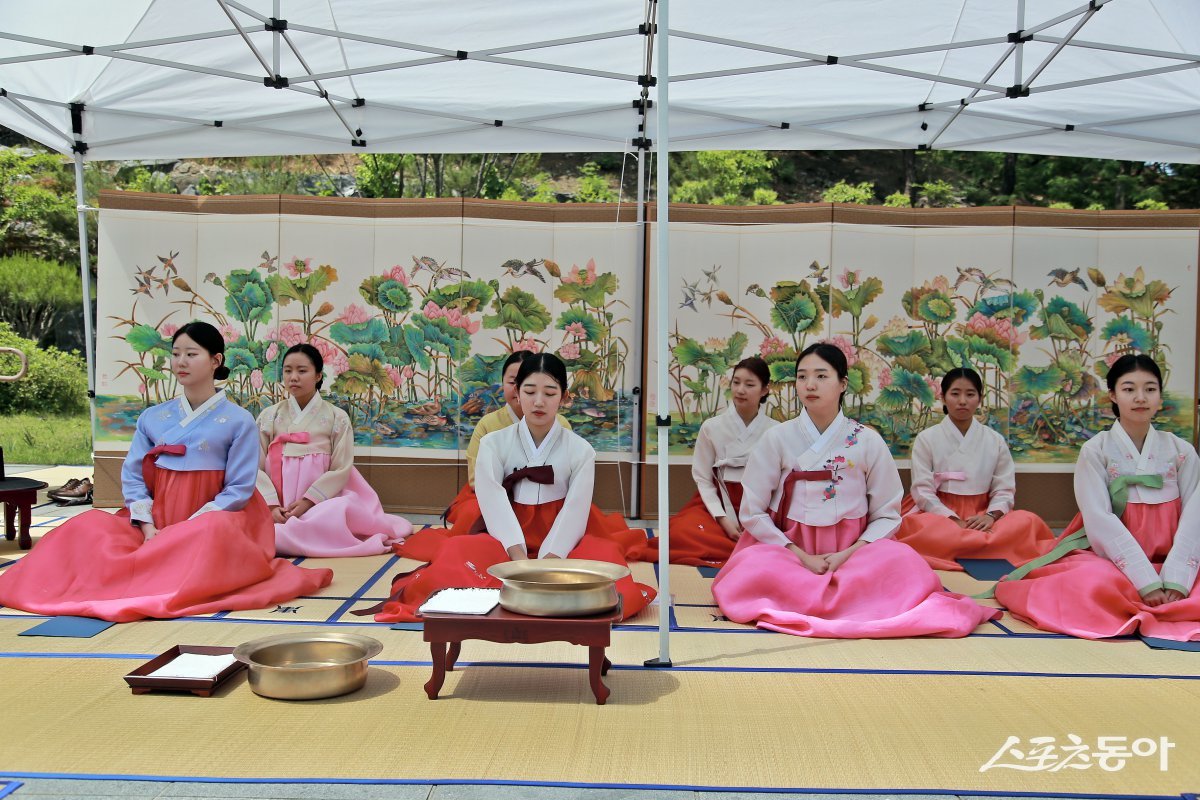 지난 17일 구미 성리학역사관 기획전시관 앞마당에서 열린 전통 성년의식인 ‘관례와 계례, 재현 행사’ 광경. 사진제공ㅣ구미시