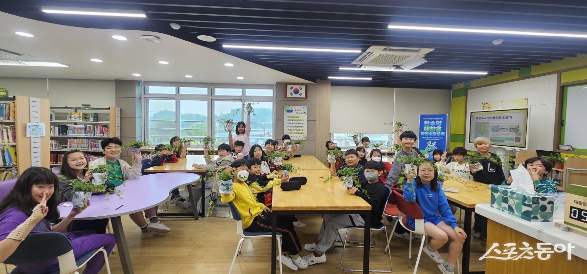 구미시가 지역 초등학생을 대상으로 폐현수막 재활용사업의 일환인 업사이클 체험교육을 실시하고 있다. 사진제공ㅣ구미시