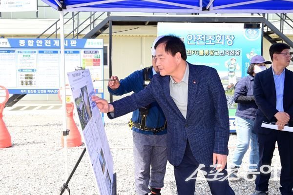 배낙호 김천시장이 19일 주요 현장을 방문해 핵심사업 현황을 들여다보고 있는 모습. 사진제공|김천시