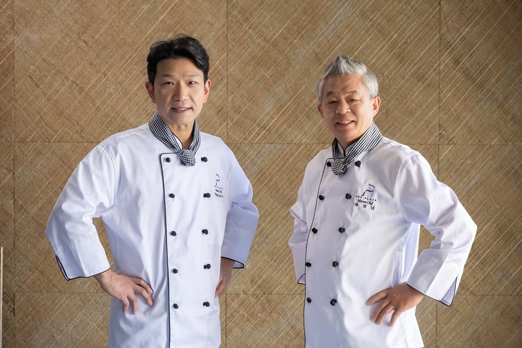 갈라디너 ‘헤리티지 오브 도원’을 진행하는 이경률 도원 현 총괄 주방장(왼쪽)과 2대 총괄 주방장인 현 신차이 오너 셰프 유방녕      사진제공 ｜한화호텔앤드리조트