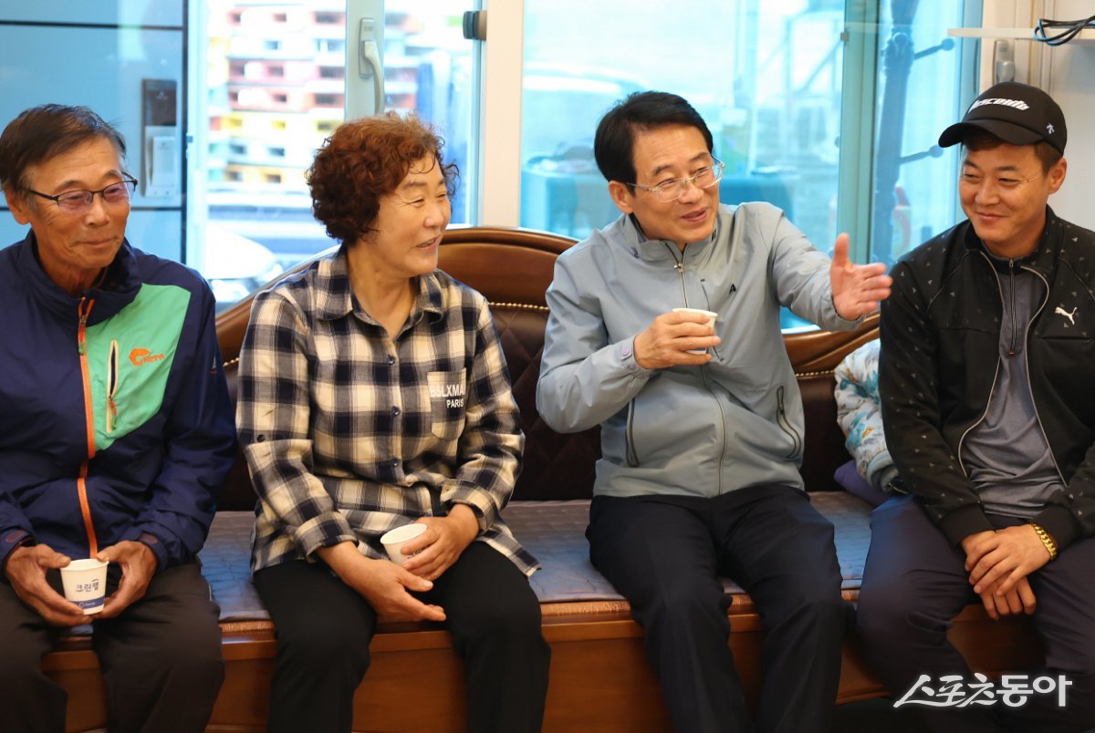 강진원 강진군수(우측에서 두번째)가 지난 15일 화재 피해 주민을 만나 이야기를 듣고 있는 모습. 사진제공=강진군