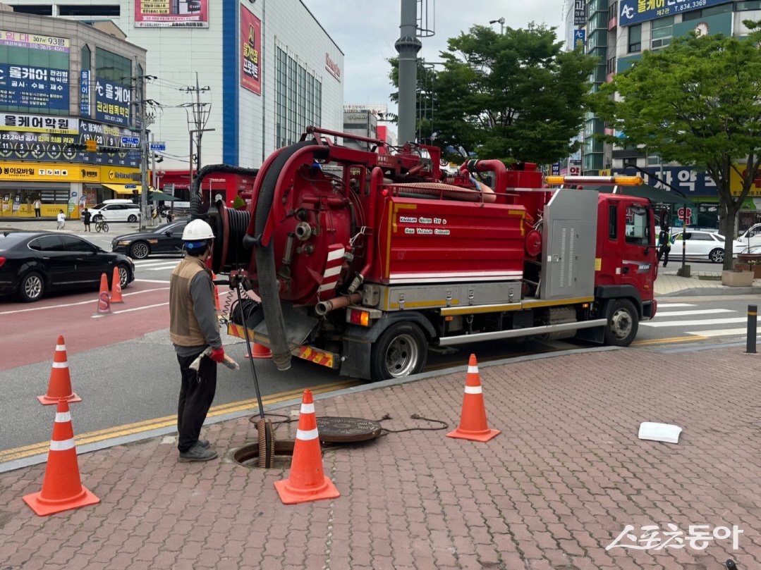 준설작업을 실시하고 있는 익산시 관계자들. 사진제공=익산시