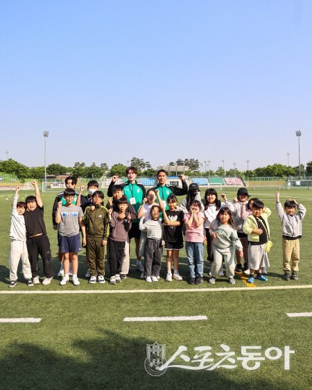 경주한수원축구단이 지역 어린이들과 즐거운 시간을 보내고 있다. 사진제공 ㅣ 한수원
