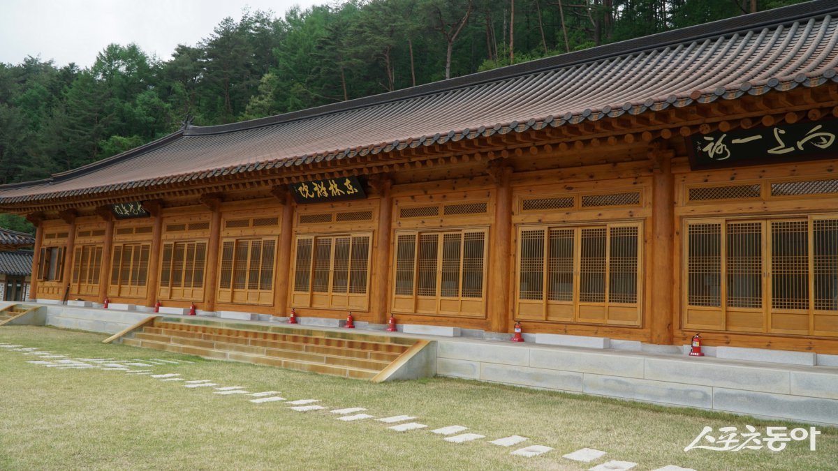 오대산 자연명상마을 옴뷔에서 명상, 요가 프로그램을 진행하는 전통 한옥 건물의 동림선원 평창·영월|김재범 기자 oldfield@donga.com