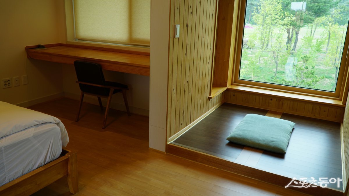 오대산 자연명상마을 옴뷔(OMV)의 숙소. 디지털 디톡스를 표방해 TV와 냉장고가 없다. 구석에 방석이 놓인 곳이 편백나무 명상 공간이다 평창·영월|김재범 기자 oldfield@donga.com