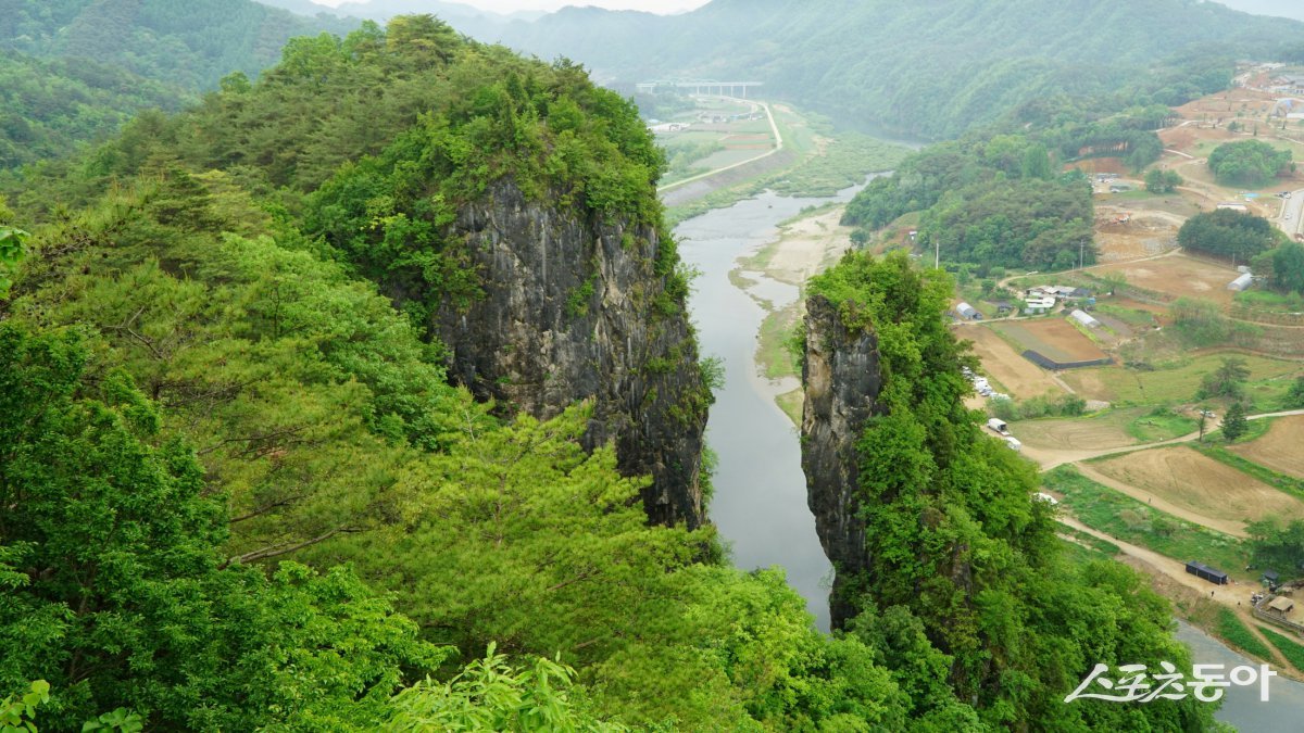 굽이쳐 흐르는 서강을 내려다보는 영월의 절경 선돌. 높이 70m 정도의 바위로 신선암(神仙岩)이라고도 한다 평창·영월|김재범 기자 oldfield@donga.com