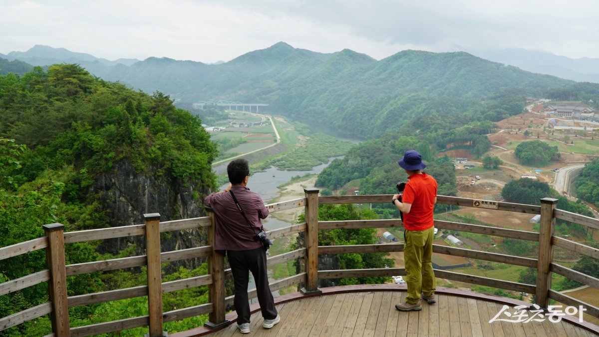 선돌과 그 아래 흐르는 서강이 한눈에 보이는 전망대. 단종이 영월 청령포로 유배가던 도중 보고 “우뚝 서 있는 것이 마치 신선 같다”고 말해 ‘선돌’로 이름이 지어졌다는 전설이 있다 평창·영월|김재범 기자 oldfield@donga.com