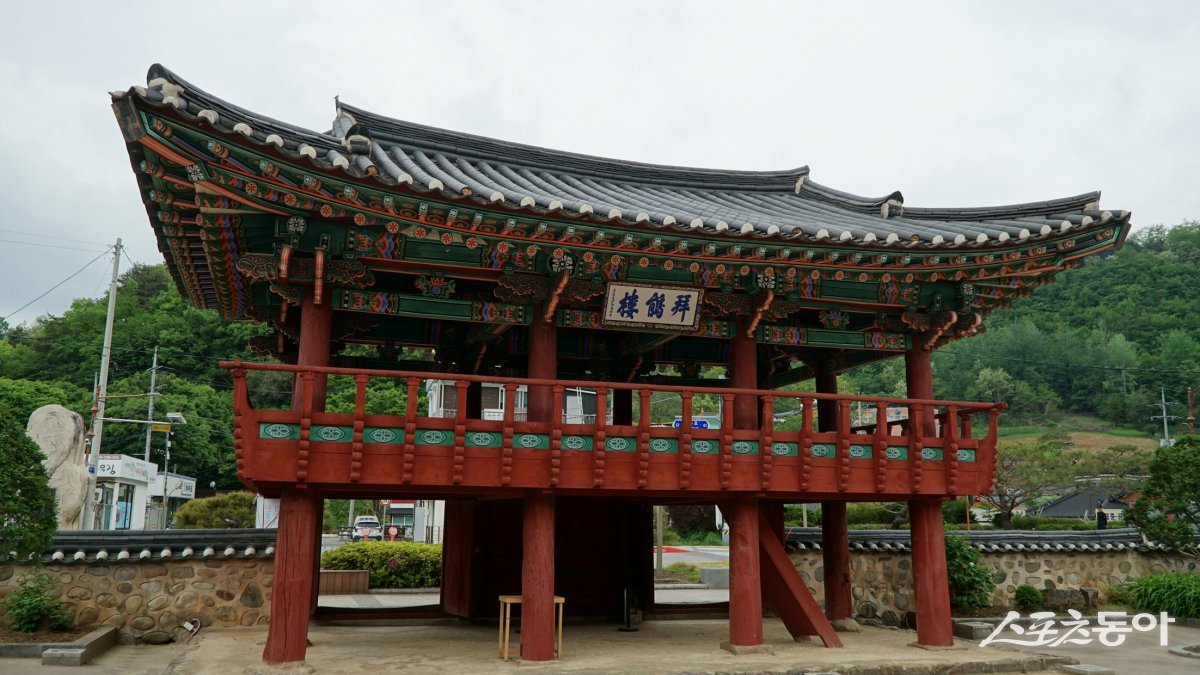 창절사의 대문격인 2층 문루 대견루. 창절사는 조선 단종을 위해 절개를 지킨 충신 10인의 위패를 모신 서원이다 평창·영월|김재범 기자 oldfield@donga.com