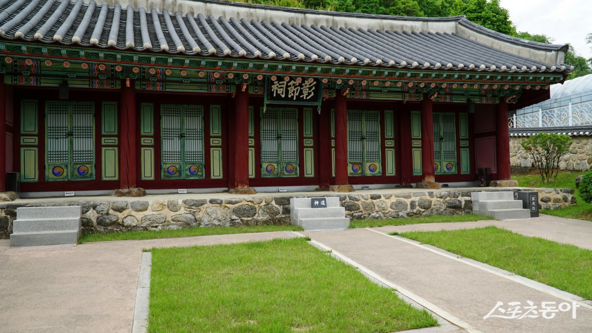 단종 복위를 위해 목숨을 던진 사육신을 비롯해 절개를 지킨 충신 10인의 위패를 모신 창절사. 매년 10월 9일 이곳에서 충절을 기리는 제를 올린다 평창·영월|김재범 기자 oldfield@donga.com