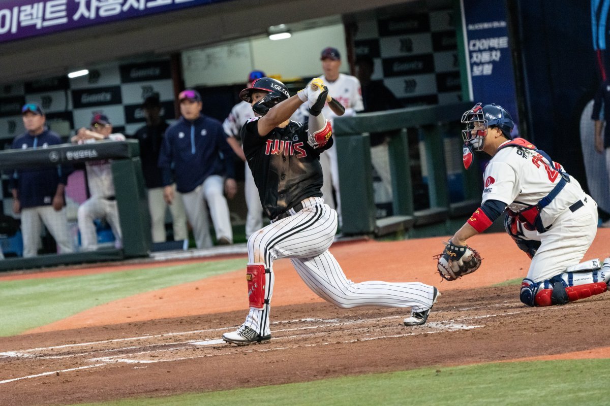 LG 송찬의가 20일 사직구장에서 열린 롯데와 원정경기 2회초 데뷔 첫 만루홈런을 터트리고 있다. 사진제공｜LG 트윈스