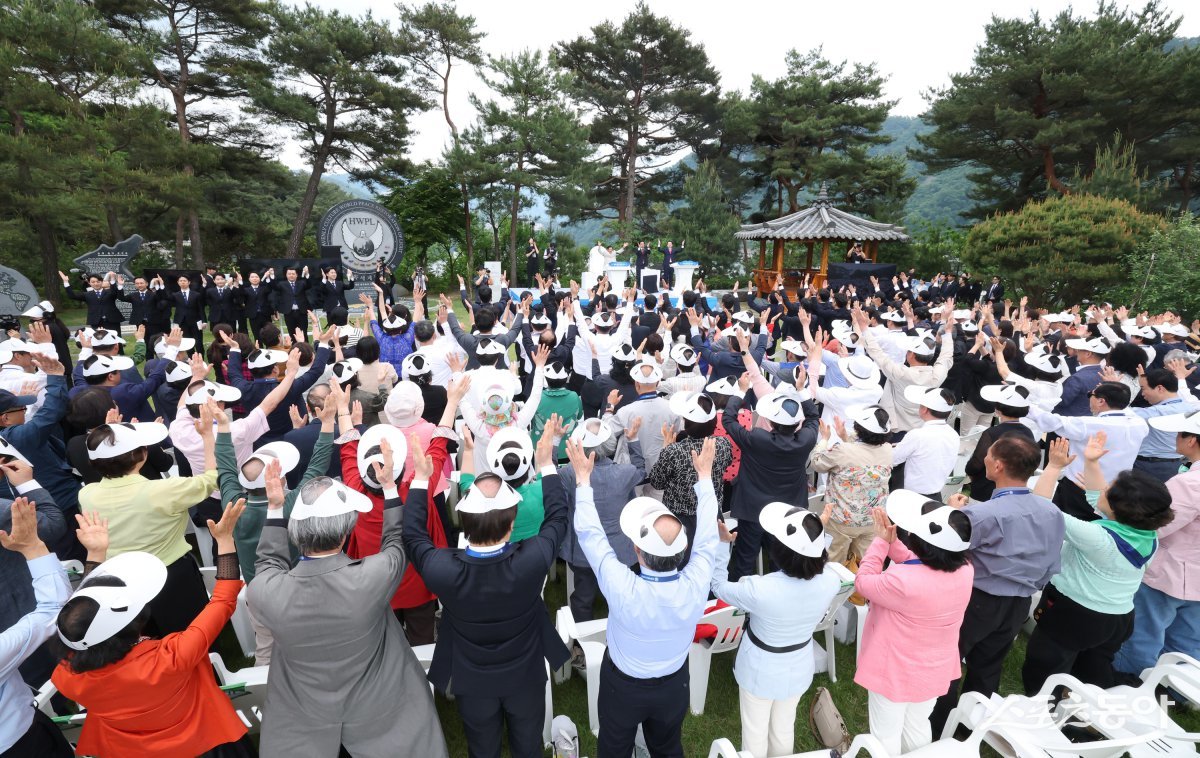 지난 17일 경기도 청평 신천지 평화연수원에서 ‘계시성취 실상증거 신천지 말씀대성회’가 열린 가운데 참석한 목회자들이 하나님께 영광을 돌리고 있다. (사진제공=신천지예수교회)