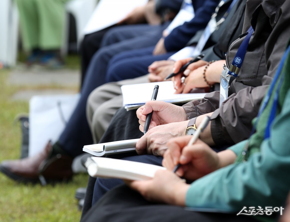 지난 17일 경기도 청평 신천지 평화연수원에서 ‘계시성취 실상증거 신천지 말씀대성회’가 열린 가운데 참석한 목회자들이 이만희 총회장의 강연을 필기하고 있다. (사진제공=신천지예수교회)
