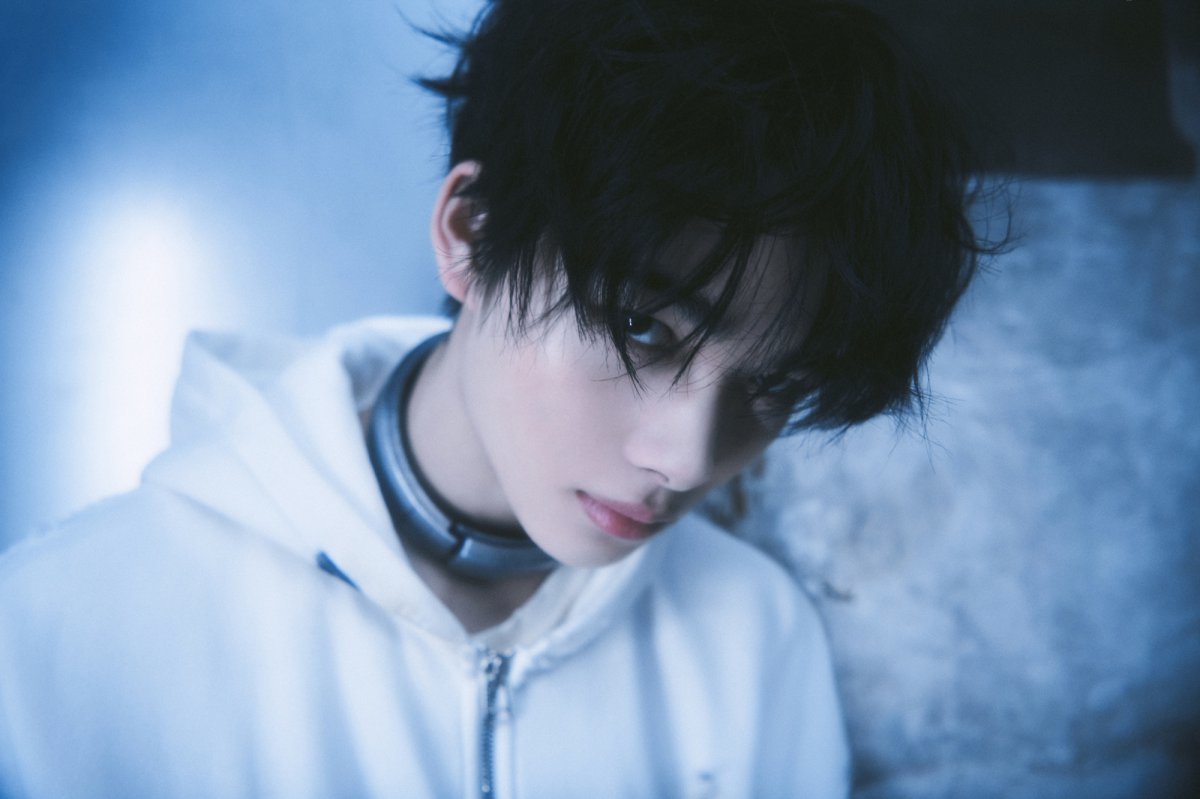 차가운 병원을 연상시키는 사진 속 멤버들(정원, 희승, 제이, 제이크, 선우, 니키(사진))은 의문스러운 행동과 의미심장한 표정으로 궁금증을 자아냈다. 사진제공 | 빌리프랩