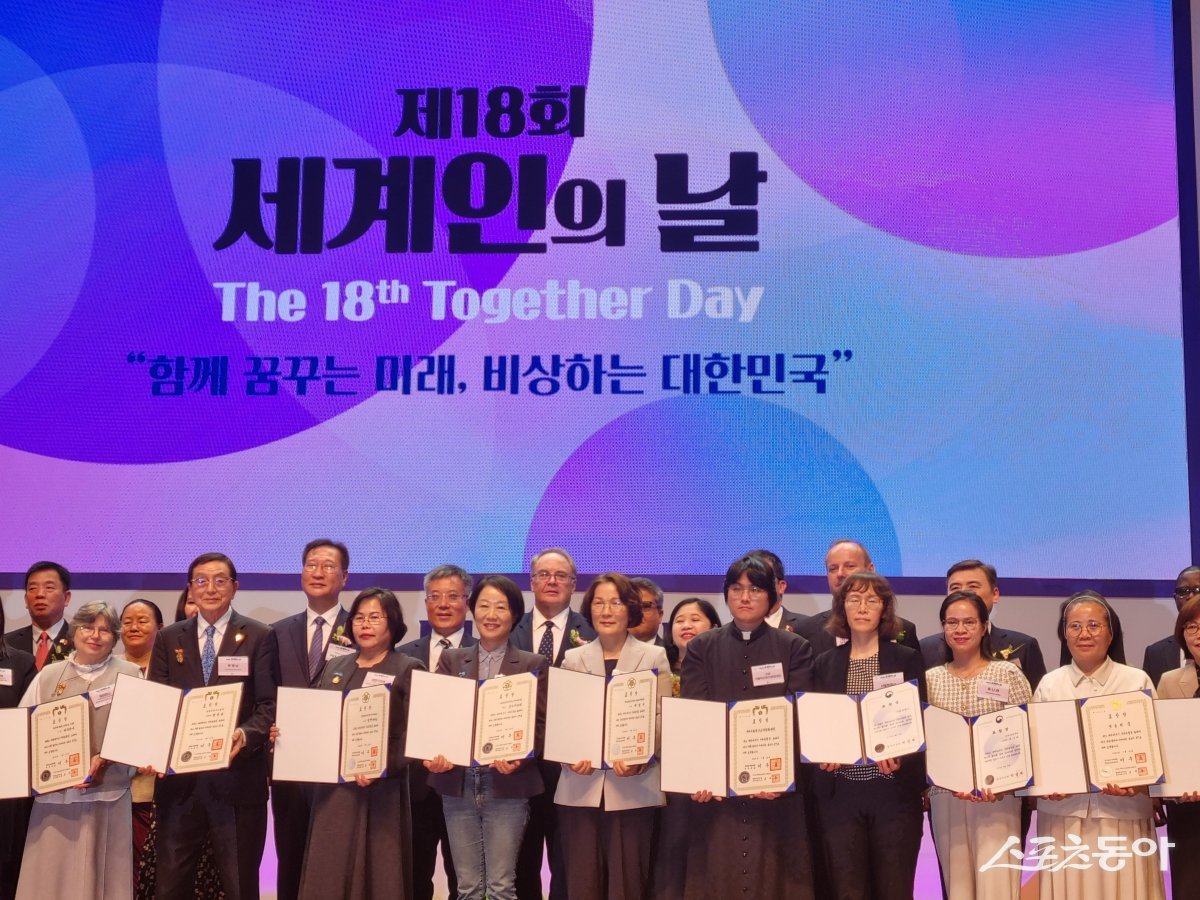 구미시가 외국인과 차별없는 도시라는 것을 다시한번 입증했다. 제18회 세계인의 날 기념식에서 대통령상을 수상한 구미가톨릭근로자문화센터장인 송양업 신부(앞줄 오른쪽 네번째)가 다른 수상자들과 함께 기념촬영을 하고 있다. 사진제공ㅣ구미시