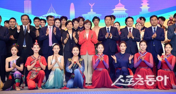 양금희 경상북도 경제부지사(가운데)가 중국 허난성을 방문해 자매결연 30주년 기념행사에 참석하고 있다. 사진제공 ㅣ 경북도