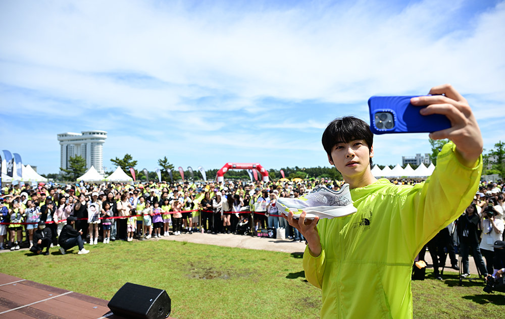 노스페이스 홍보대사 차은우가 ‘2025 TNF 100 강원’ 참가자들과 셀카를 찍고 있다. 사진제공 | 노스페이스