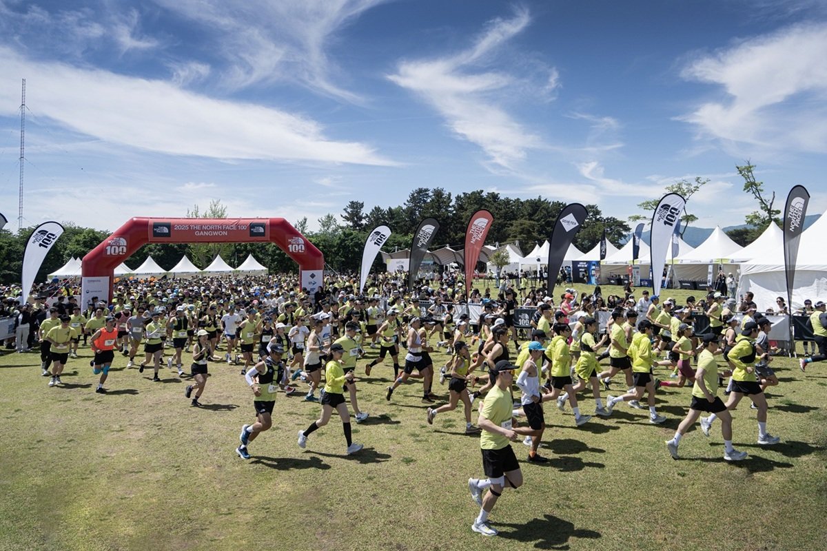 글로벌 트레일러닝 대회 ‘2025 TNF 100 강원’ 11km 레이스 참가자들이 출발하고 있다.
