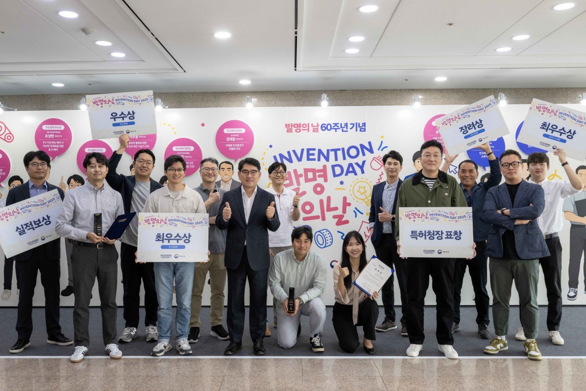  현대차·기아 ‘2025 발명의 날’ 행사에서 현대차·기아 R&D본부 양희원 사장(왼쪽에서 여섯번째)과 수상자들이 기념 사진을 촬영하고 있다.  사진제공 ｜현대차