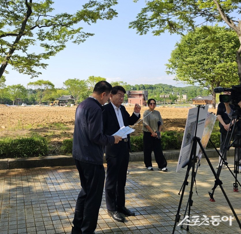 우범기 전주시장이 지난 20일 덕진공원 열린광장 조성사업 현장을 찾아 추진 상황을 세부적으로 점검했다. 사진제공=전주시
