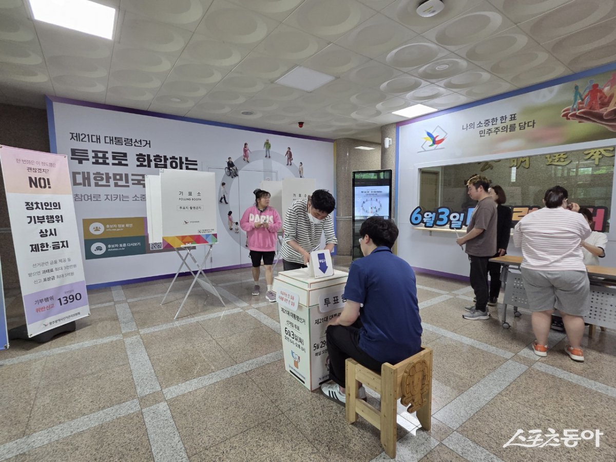 광주시선관위가 21일 하람장애인주간보호센터 30여 명의 장애인 유권자를 대상으로 선거 교육 및 모의투표 체험을 실시했다. 사진제공=광주시선관위