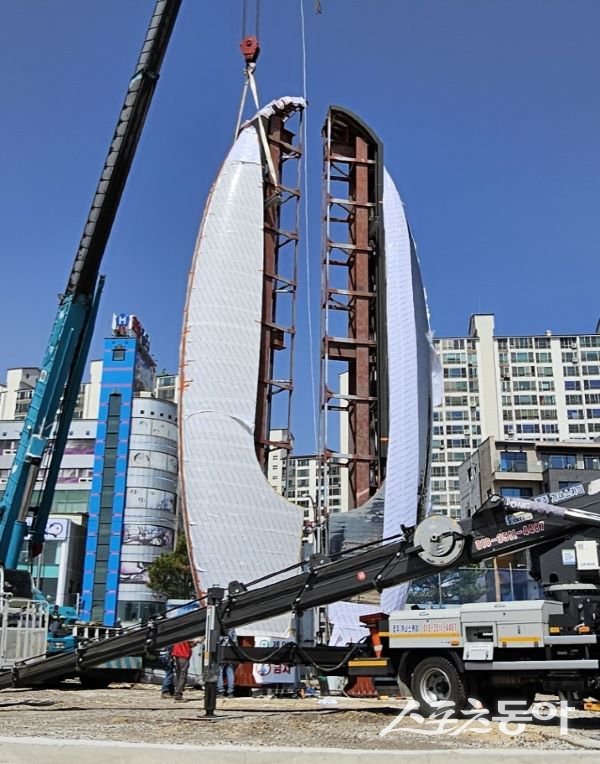 영일대 해수욕장 빛의 시계탑 조성 현장.  사진제공｜포항시