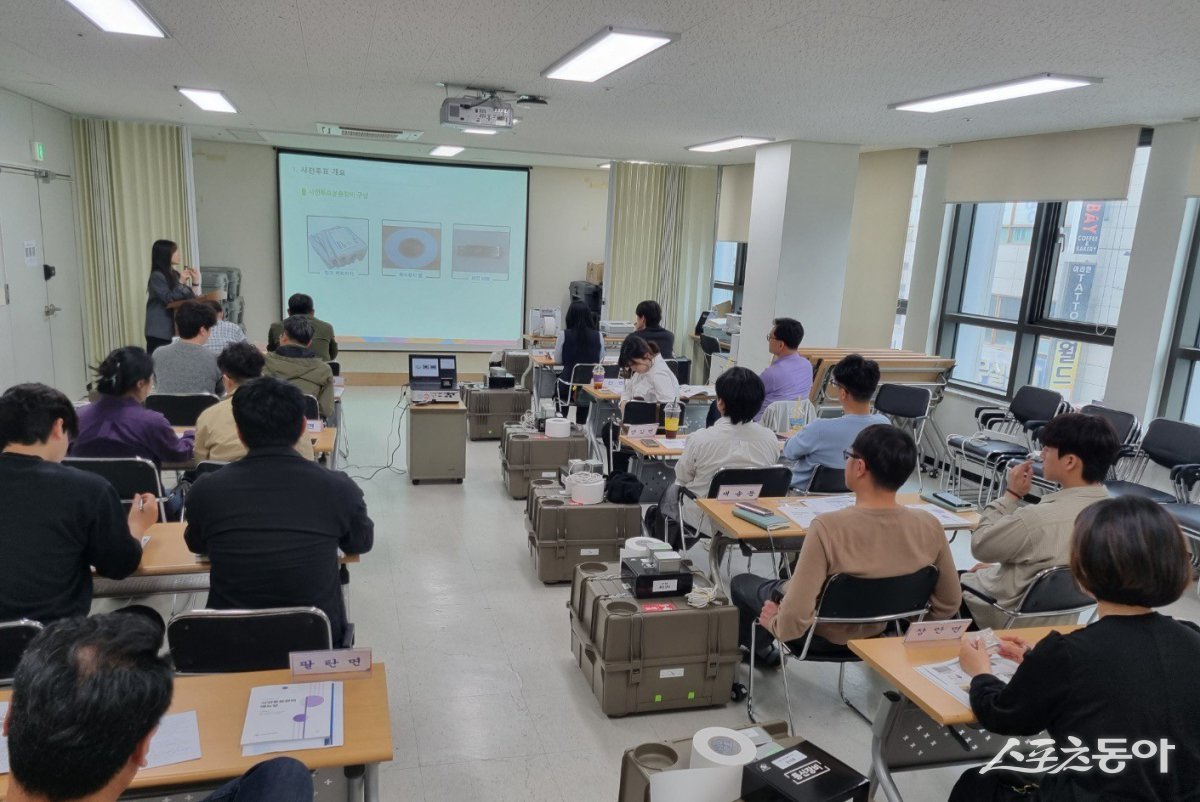 화성특례시가 지난 20일 원활한 사전투표 진행을 위해 모의시험을 실시하고 있다. 사진제공｜화성시