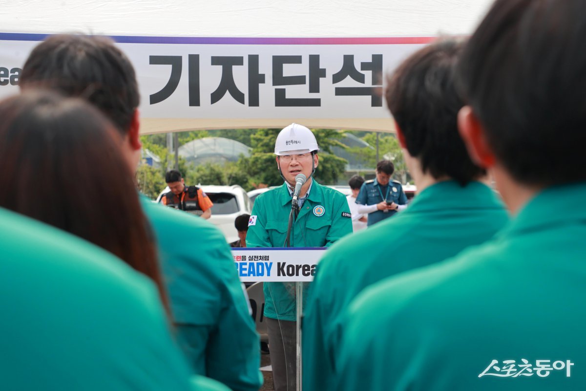지난 21일 구성역에서 이상일 시장이 훈련이 끝난 뒤 강평을 하고 있다. 사진제공｜용인시