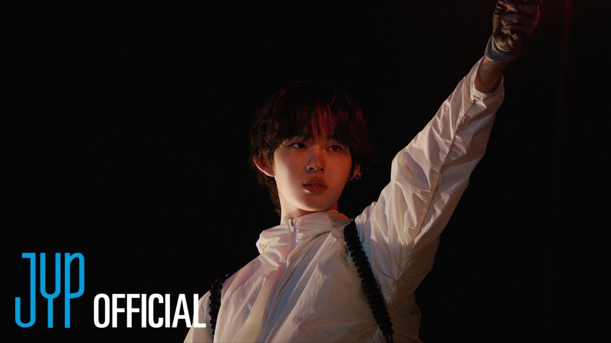 킥플립이 신곡 ‘FREEZE’ 두 번째 티저 영상에서 화려한 군무와 에너지 넘치는 퍼포먼스로 컴백 기대감을 한껏 끌어올렸다. 사진제공 | JYP엔터테인먼트