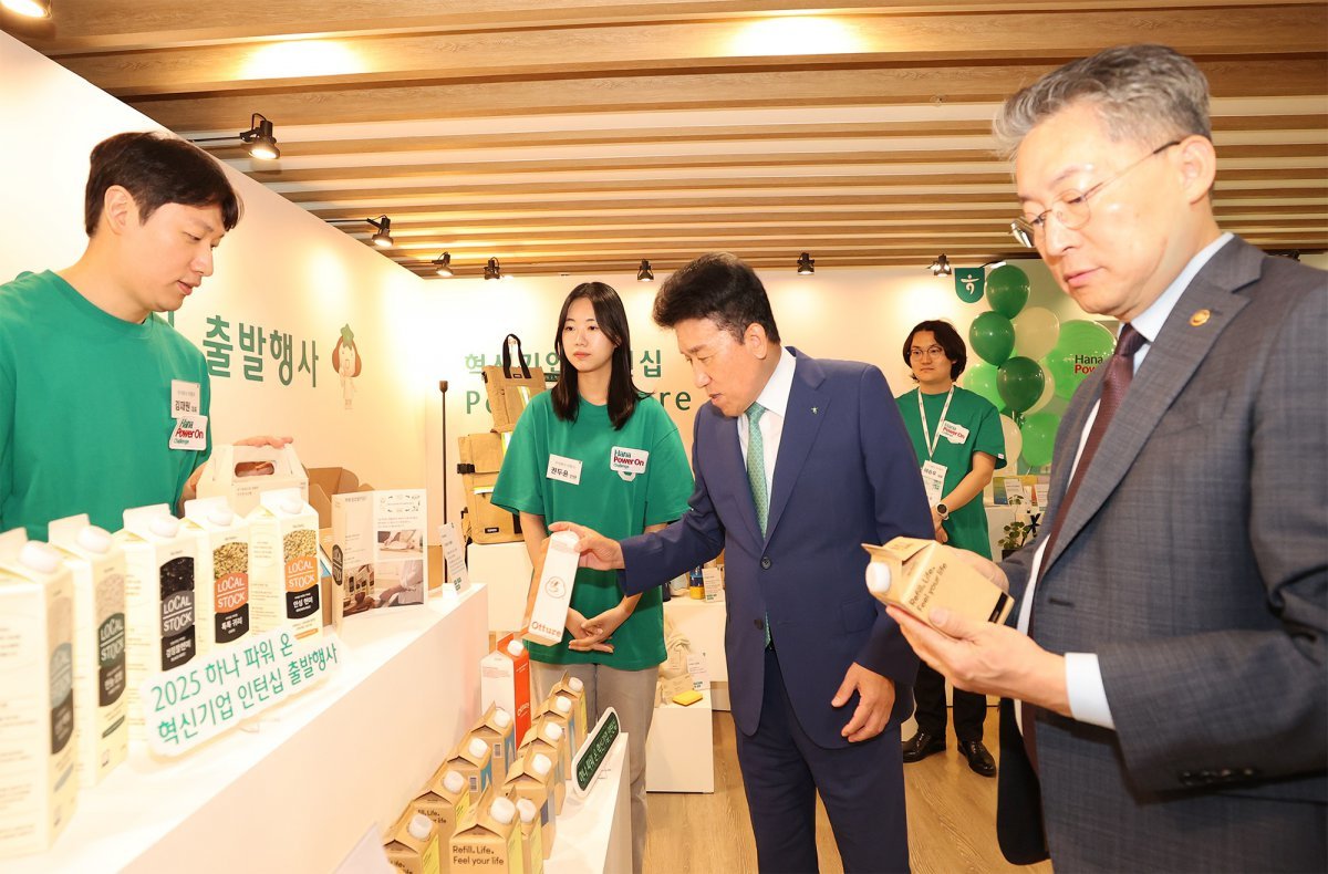 사회혁신기업 전시 부스를 방문한 함영주 하나금융 회장과 김민석 고용노동부 차관(오른쪽). 사진제공｜하나금융