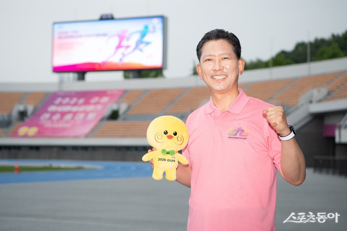 대회 조직위원장인 김장호 구미시장이 시민운동장을 배경으로 기념촬영을 하고 있다. 사진제공ㅣ구미시