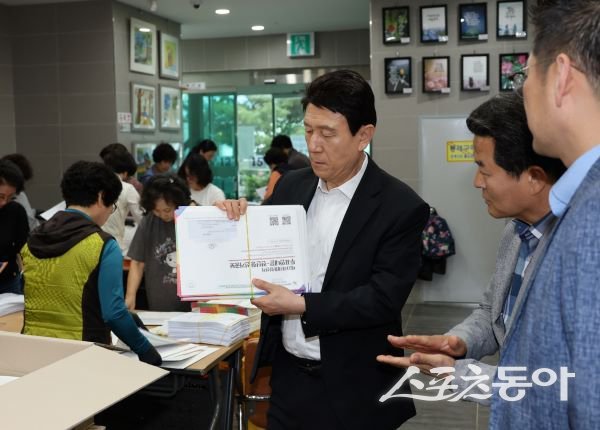 이 시장이 22일 오천읍 행정복지센터를 방문해 선거 공보물 발송 작업에 구슬땀을 흘리고 있는 현장 직원들과 봉사자들을 찾아 격려하고 있는 모습. 사진제공｜포항시